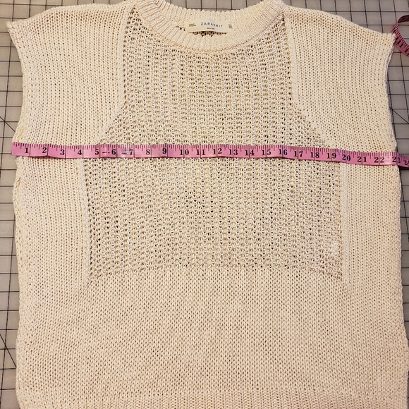 Sleeveless pullover with side slits - Picture 8 of 11